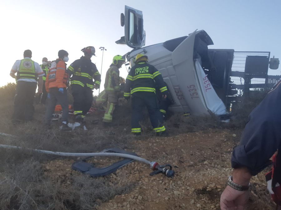 اصابة خطيرة بانقلاب شاحنة على شارع 6 بالجنوب